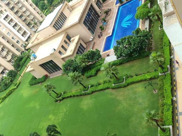 Resale | 3 BHK + Servant Room 1850 Sq.Ft. Apartment in Emaar Palm Gardens