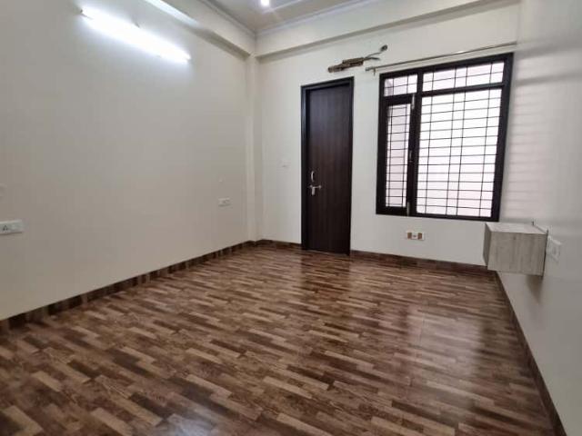 Resale | 3 BHK + Servant Room 1871 Sq.Ft. Apartment in Ireo Uptown