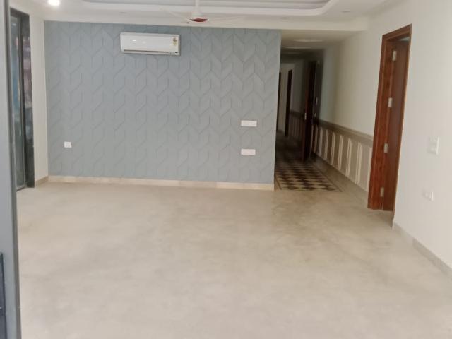 Resale | 3 BHK + Servant Room 1895 Sq.Ft. Apartment in Microtek Greenburg