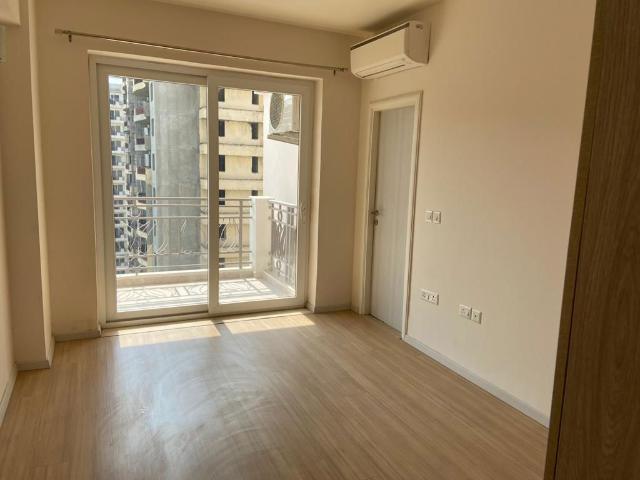 Resale | 3 BHK + Servant Room 1931 Sq.Ft. Apartment in DLF The Skycourt