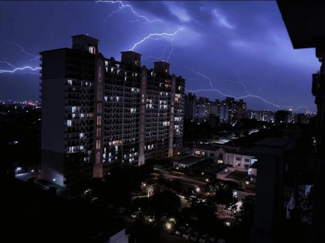 Resale | 3 BHK + Servant Room 1958 Sq.Ft. Apartment in DLF Express Greens