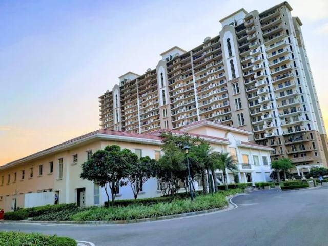 Resale | 3 BHK + Servant Room 1958 Sq.Ft. Apartment in DLF Express Greens
