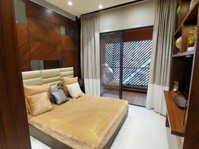 Resale | 3 BHK + Servant Room 1150 Sq.Ft. Apartment in Majestique Towers