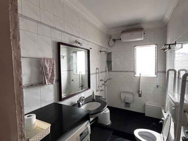 Resale | 3 BHK + Servant Room 1250 Sq.Ft. Apartment in Cuffe Parade