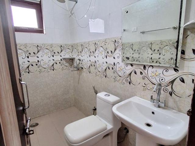 Resale | 3 BHK + Servant Room 1350 Sq.Ft. Apartment in DLF The Carlton Estate