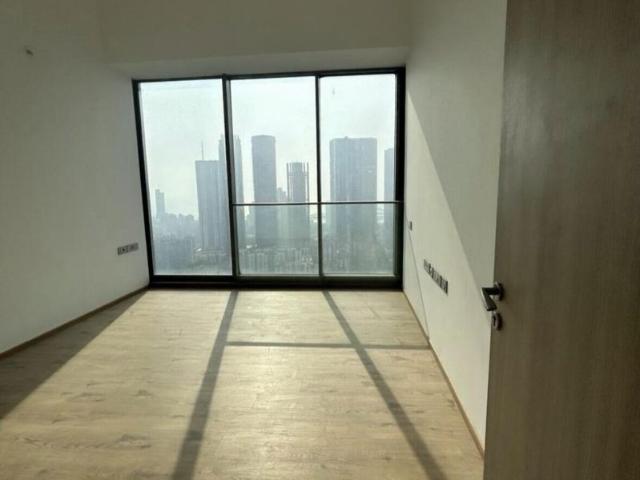 Resale | 3 BHK + Servant Room 1350 Sq.Ft. Apartment in Rustomjee Crown