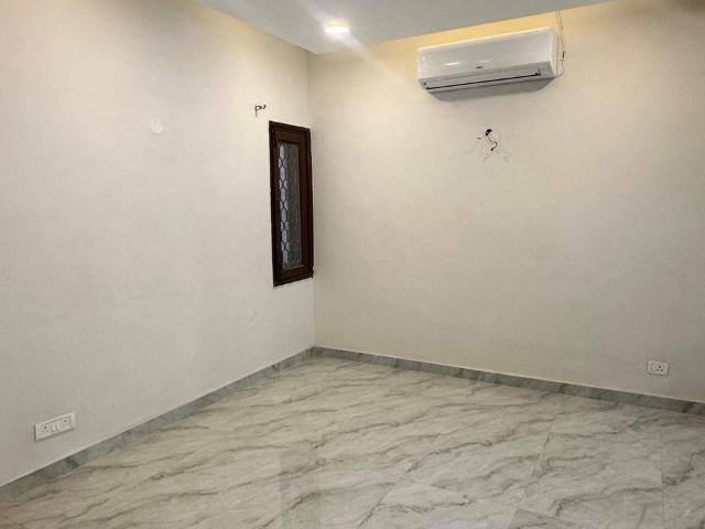 Resale | 3 BHK + Servant Room 2400 Sq.Ft. Apartment in Unitech Uniworld City