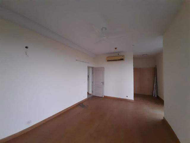 Resale | 3 BHK + Servant Room 2610 Sq.Ft. Apartment in Jaypee Greens Kalypso Court