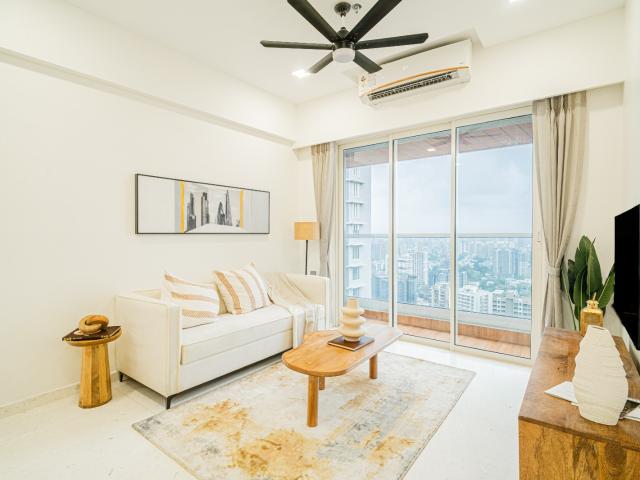 Resale | 3 BHK + Servant Room 2775 Sq.Ft. Apartment in Lake Front Solitaire