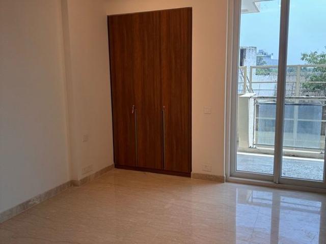 Resale | 3 BHK + Servant Room 2780 Sq.Ft. Apartment in Signature Global Titanium SPR