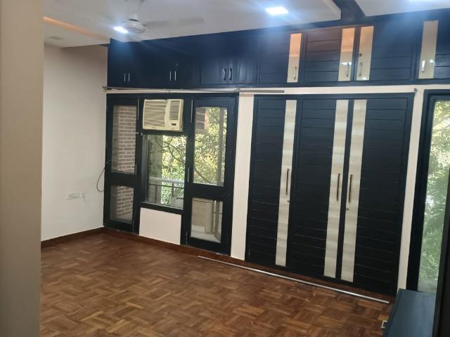Resale | 3 BHK + Servant Room 200 Sq.Yd. Apartment in Defence Colony