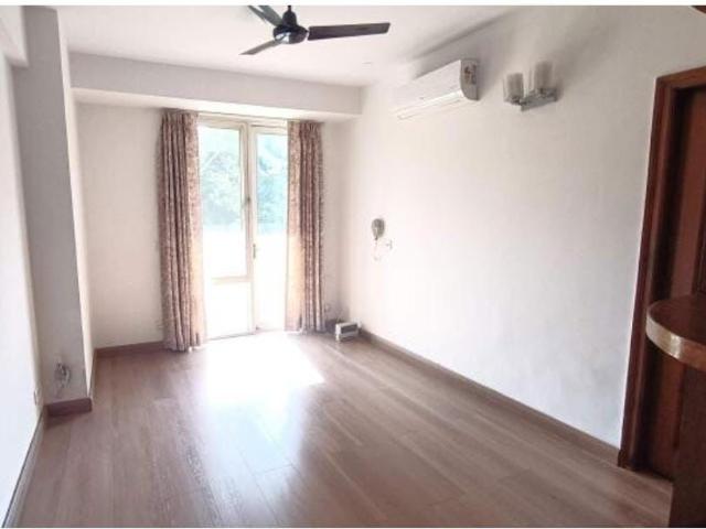 Resale | 3 BHK + Servant Room 2050 Sq.Ft. Apartment in DLF Richmond Park