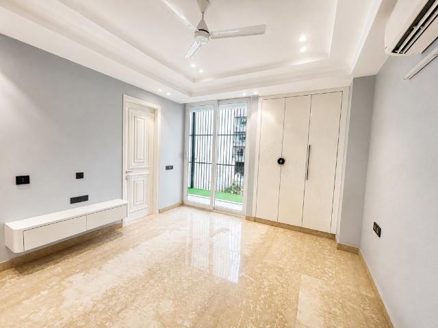 Resale | 3 BHK + Servant Room 2100 Sq.Ft. Apartment in DLF The Ultima