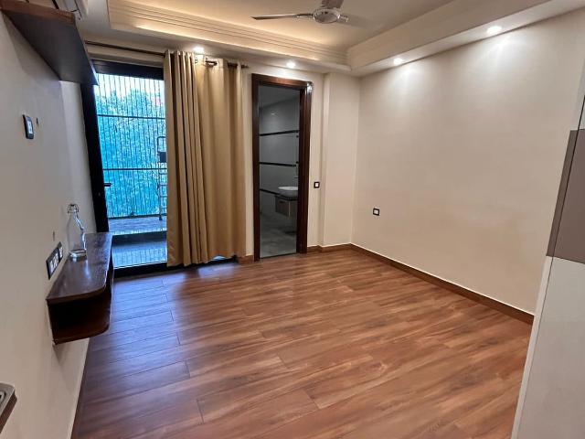 Resale | 3 BHK + Servant Room 2100 Sq.Ft. Apartment in DLF The Ultima