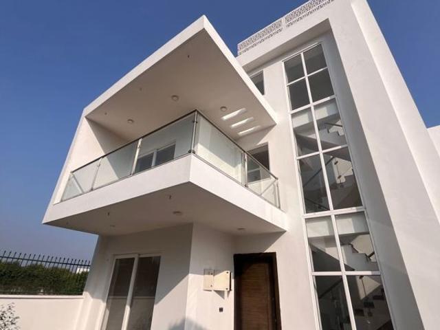 Resale | 3 BHK + Servant Room 2100 Sq.Ft. Villa in Central Park Flower Valley