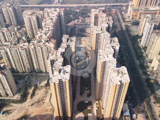Resale | 3 BHK + Servant Room 2140 Sq.Ft. Apartment in Amrapali Crystal Homes