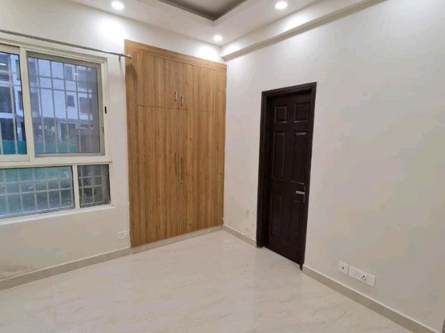 Resale | 3 BHK + Servant Room 3650 Sq.Ft. Apartment in 3C Lotus 300