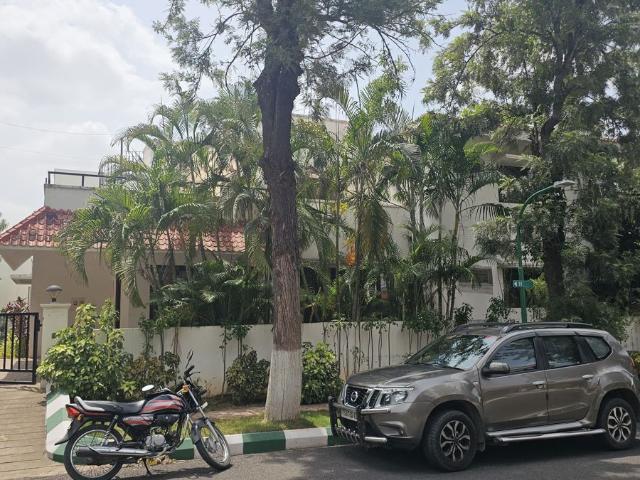 Resale | 3 BHK + Servant Room 4000 Sq.Ft. Apartment in Yapral