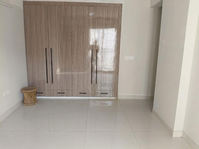 Resale | 3 BHK + Servant Room 827 Sq.Ft. Apartment in Eldeco Live By The Greens