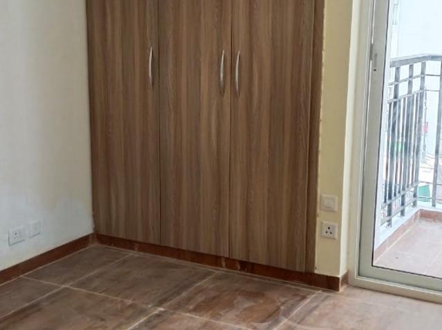 Resale | 3 BHK + Servant Room 947 Sq.Ft. Apartment in Prateek The Royal Cliff
