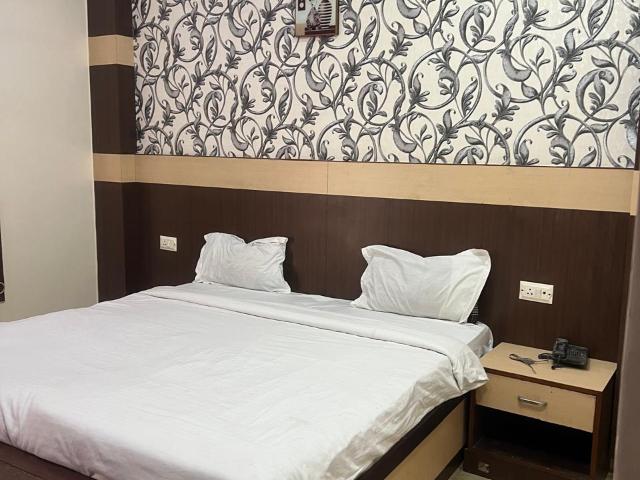 Resale | 3 BHK + Study Room 1033 Sq.Ft. Apartment in Bangur Nagar