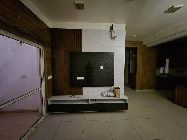 Resale | 3 BHK + Study Room 1315 Sq.Ft. Apartment in Land Craft Golf Links Apartment Phase 1