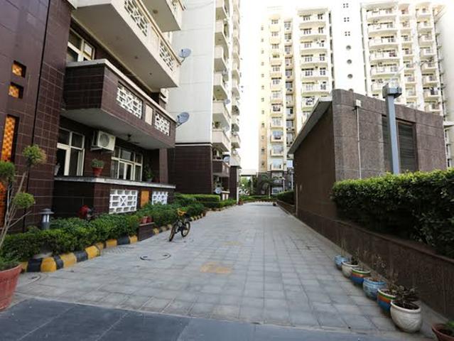 Resale | 3 BHK + Study Room 1800 Sq.Ft. Apartment in Suncity Essel Tower