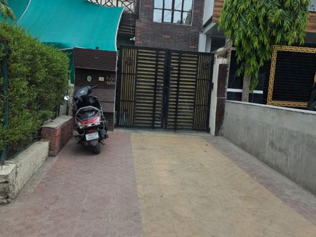 Resale | 3 BHK + Study Room 250 Sq.Yd. Independent House in Sector 8
