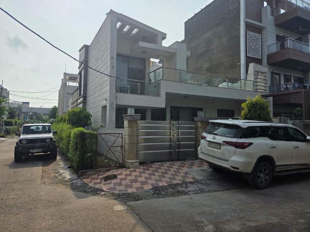 Resale | 3 BHK + Study Room 330 Sq.Yd. Independent House in Sector 17