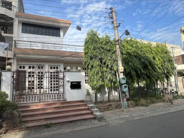 Resale | 3 BHK + Study Room,Extra Room,Store Room 200 Sq.Yd. Independent House in Sector 71