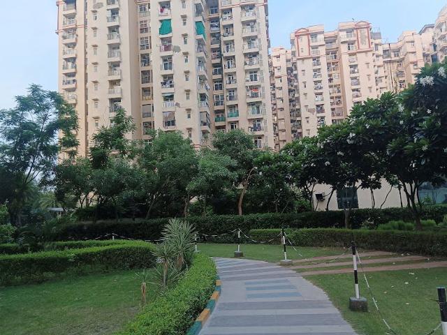 Resale | 3 BHK + Store Room 1315 Sq.Ft. Apartment in Amrapali Princely Estate