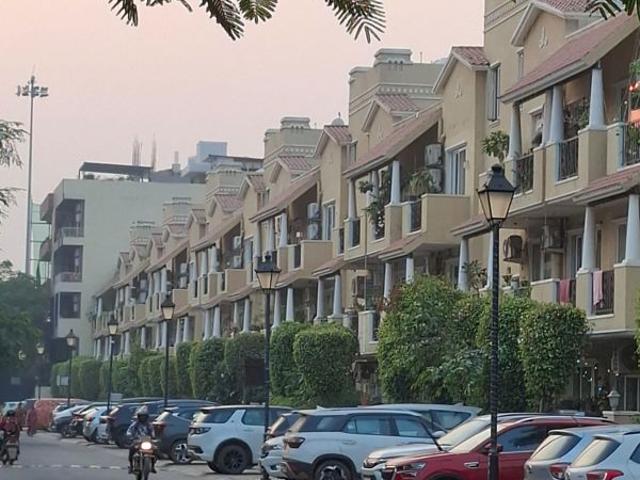 Resale | 3 BHK + Store Room 1350 Sq.Ft. Apartment in Emaar Emerald Hills Phase 2