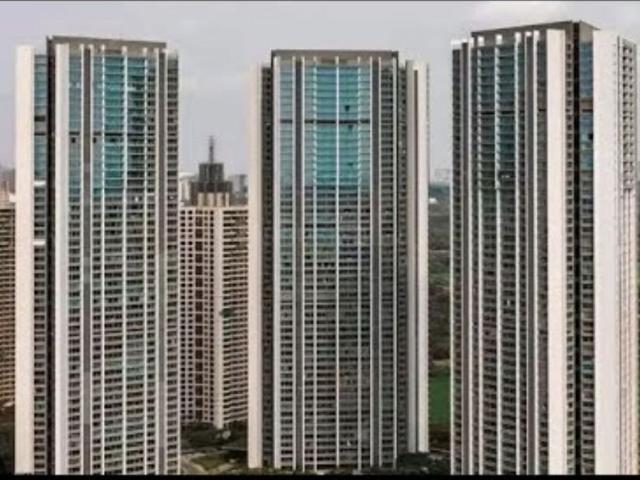 Resale | 3 BHK + Store Room 1750 Sq.Ft. Apartment in Oberoi Realty Esquire