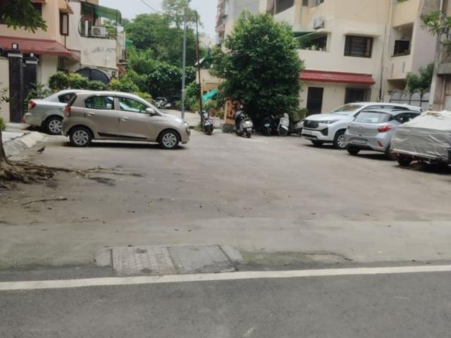 Resale | 3 BHK + Store Room 1750 Sq.Ft. Apartment in Sarita Vihar