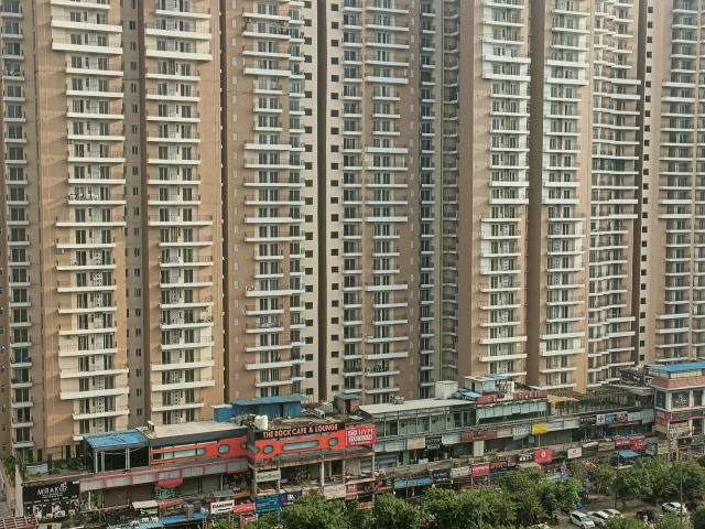 Resale | 3 BHK + Pooja Room 1375 Sq.Ft. Apartment in Amrapali Crystal Homes