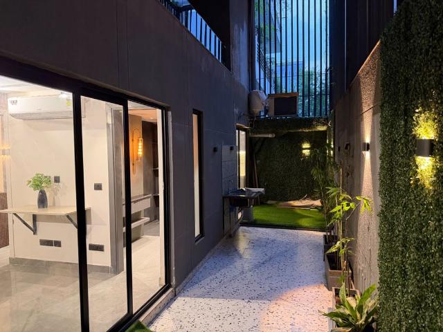 Resale | 3 BHK + Pooja Room 1500 Sq.Ft. Apartment in Pivotal 99 Marina Bay