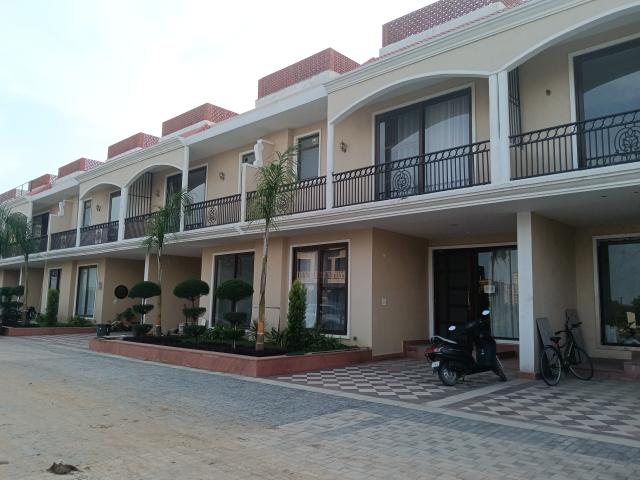 Resale | 3 BHK + Pooja Room 150 Sq.Yd. Villa in Aerocity