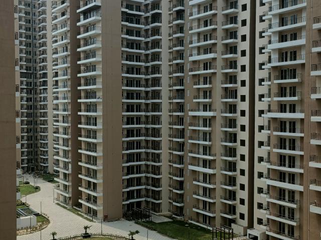 Resale | 3 BHK + Pooja Room 1700 Sq.Ft. Apartment in Amrapali Crystal Homes