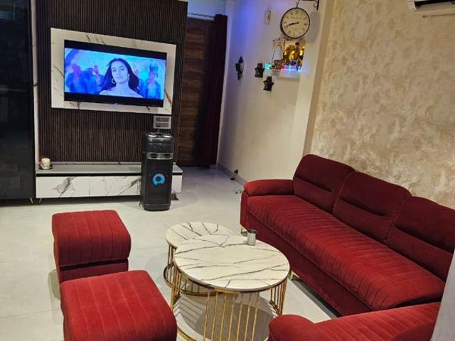 Resale | 3 BHK + Pooja Room,Servant Room 1000 Sq.Ft. Apartment in Dilshad Colony