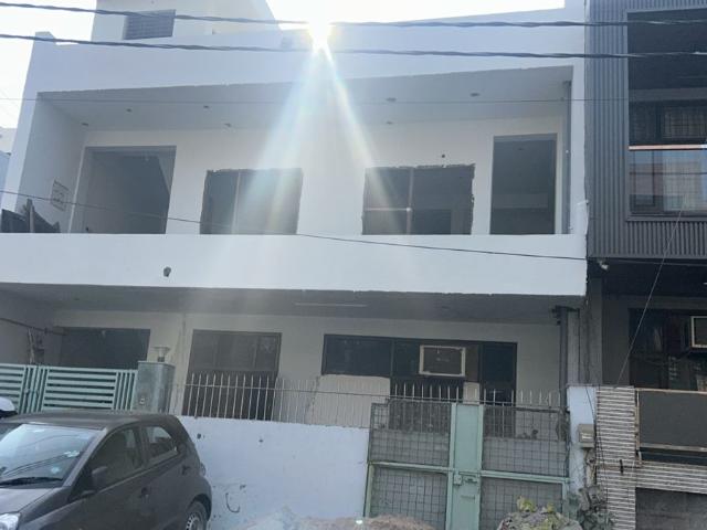 Resale | 3 BHK + Pooja Room,Servant Room 112 Sq.Mt. Independent House in Sector 40