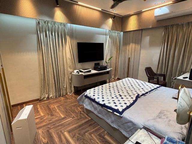 Resale | 3 BHK + Pooja Room,Servant Room 1806 Sq.Ft. Apartment in Smart World One DXP
