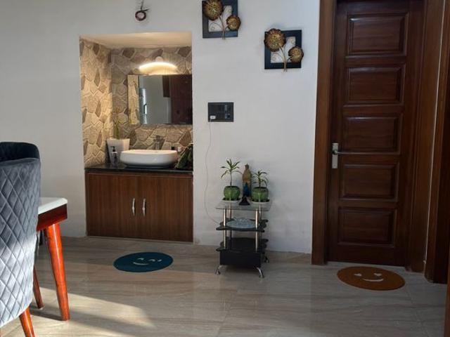 Resale | 3 BHK + Pooja Room,Servant Room 250 Sq.Yd. Apartment in Sector 85