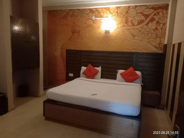 Resale | 3 BHK + Pooja Room,Servant Room,Study Room 1935 Sq.Ft. Independent House in DLF Phase II