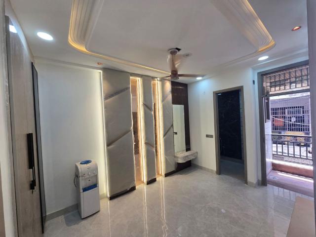 Resale | 3 BHK + Pooja Room,Servant Room,Study Room,Basement,Store Room 100 Sq.Yd. Apartment in Shiv Nagar