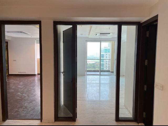 Resale | 3 BHK + Pooja Room,Servant Room,Study Room,Extra Room,Basement,Store Room 2605 Sq.Ft. Apartment in Unitech The Close North