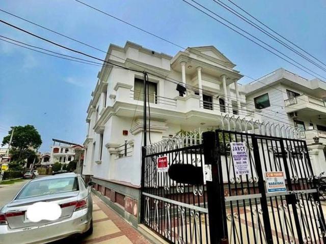 Resale | 3 BHK + Pooja Room,Servant Room,Study Room,Store Room 400 Sq.Yd. Independent House in Sector 15