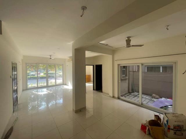 Resale | 3 BHK + Pooja Room,Study Room,Extra Room,Basement,Store Room 2700 Sq.Ft. Apartment in BPTP Amstoria