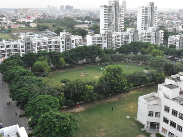 Resale | 3 BHK + Pooja Room,Study Room 1950 Sq.Ft. Apartment in Emaar MGF The Palm Drive Studios
