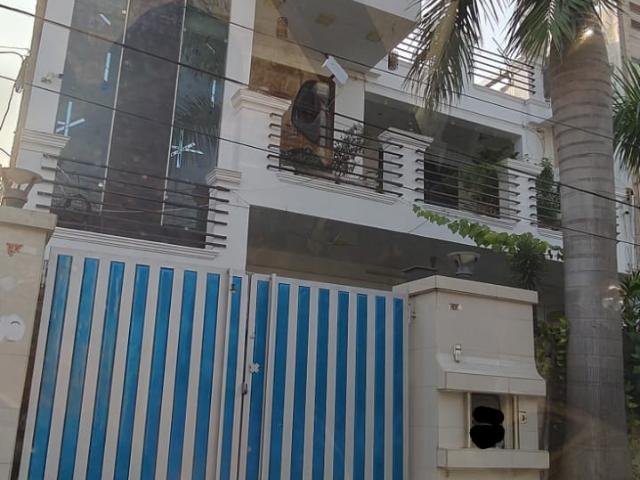 Resale | 3 BHK + Pooja Room,Study Room 250 Sq.Yd. Independent House in Sector 11