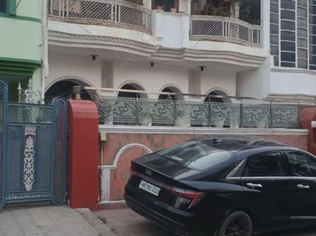 Resale | 3 BHK + Pooja Room,Study Room 250 Sq.Yd. Independent House in Sector 8